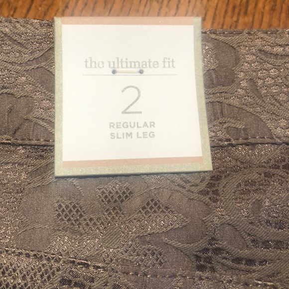 Floral Lace 5 pocket 31.5 in Regular pant - Picture 4 of 5